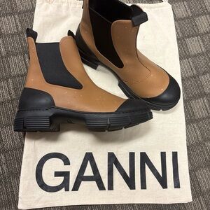 Ganni Tan & Black Leather Chelsea Boots